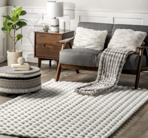White-Cozy-Rug-for-Bedroom