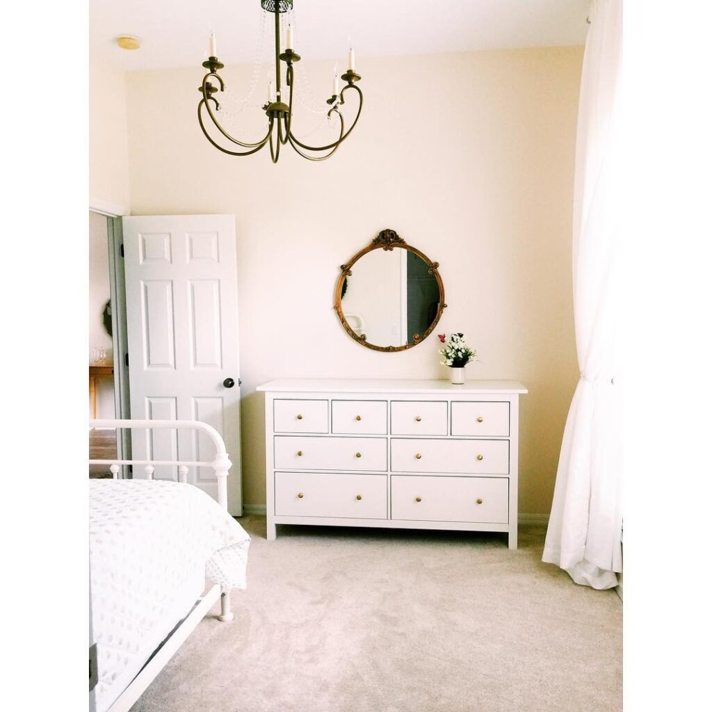 benjamin-moore-navajo-white